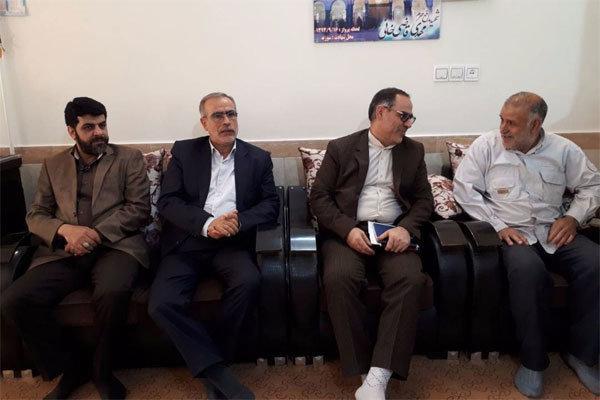 دیدار مشاور وزیر کشور با پدر شهید مدافع حرم در قرچک