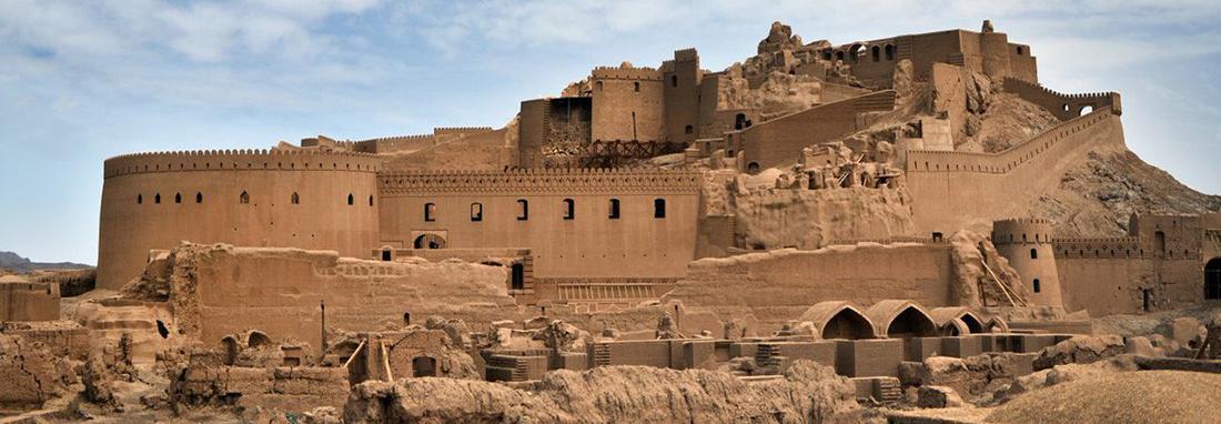 فاجعه در ارگ بم ؛ پیمانکار بخش هایی از مجموعه جهانی را تخریب فاجعه در ارگ بم ؛ پیمانکار بخش هایی از مجموعه جهانی را تخریب کرد؛ خروج آوار با تراکتور و بیل مکانیکی ، گلایه مدیر پایگاه بم از سیستم پیمانی