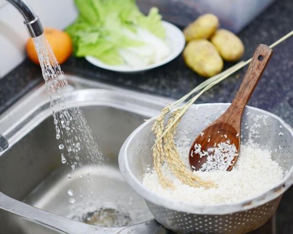 آیا شستن برنج باکتری های آن را از بین می برد؟